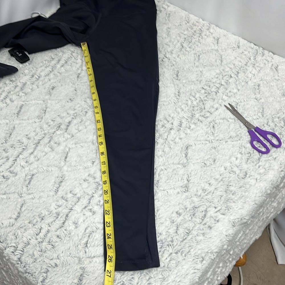 Varley Leggings in Midnight Blue with sheer panels on back of leg medium - Picture 9 of 9